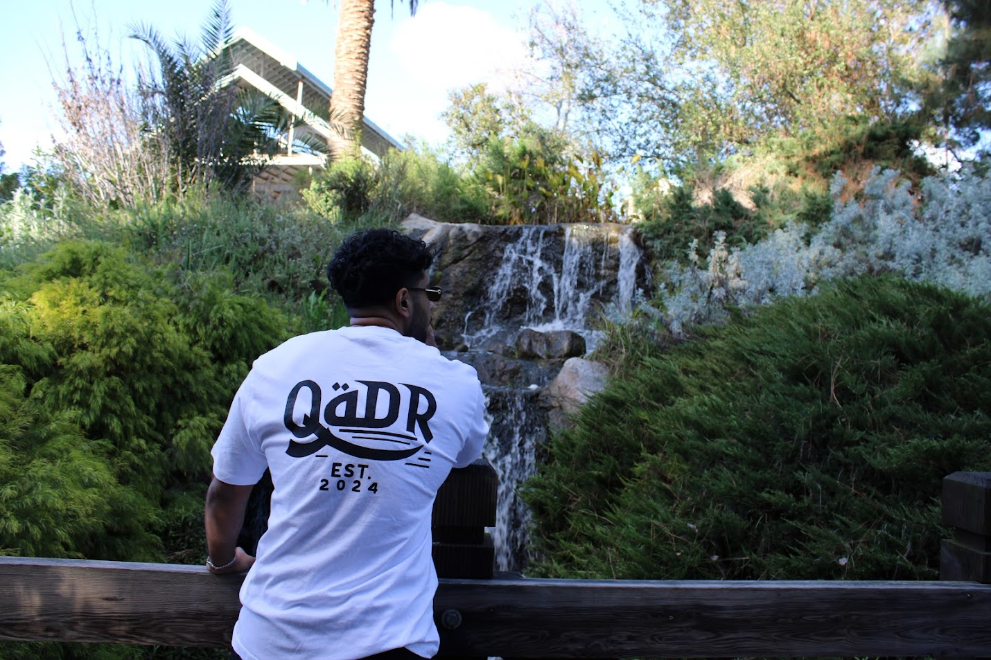 QADR ESSENTIALS WHITE TEE