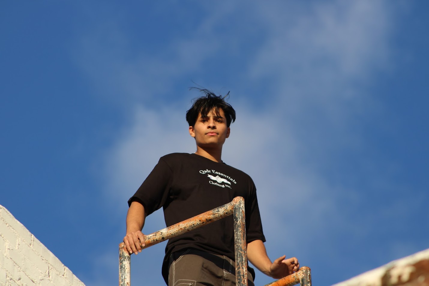 QADR ESSENTIALS BLACK TEE